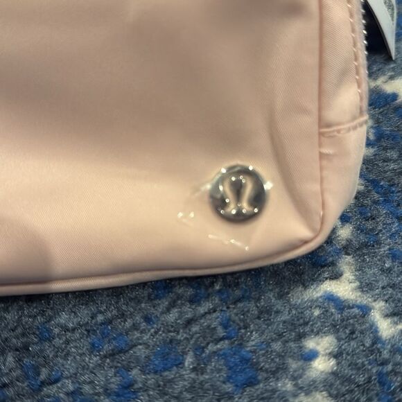 Lululemon Everywhere Belt Bag 1L
Wordmark mist pink opal silver - Picture 2 of 5